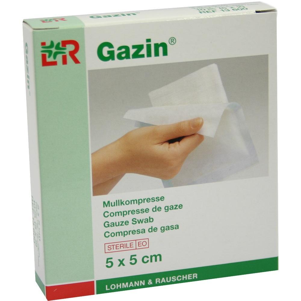 Eine Hand hält eine weiße Mullkompresse vor einer Verpackung.