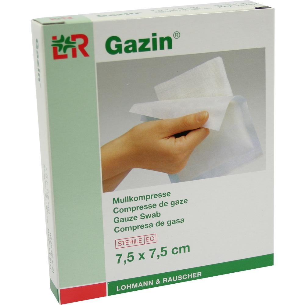 Eine Hand hält eine Gazekompresse in einer Verpackung.