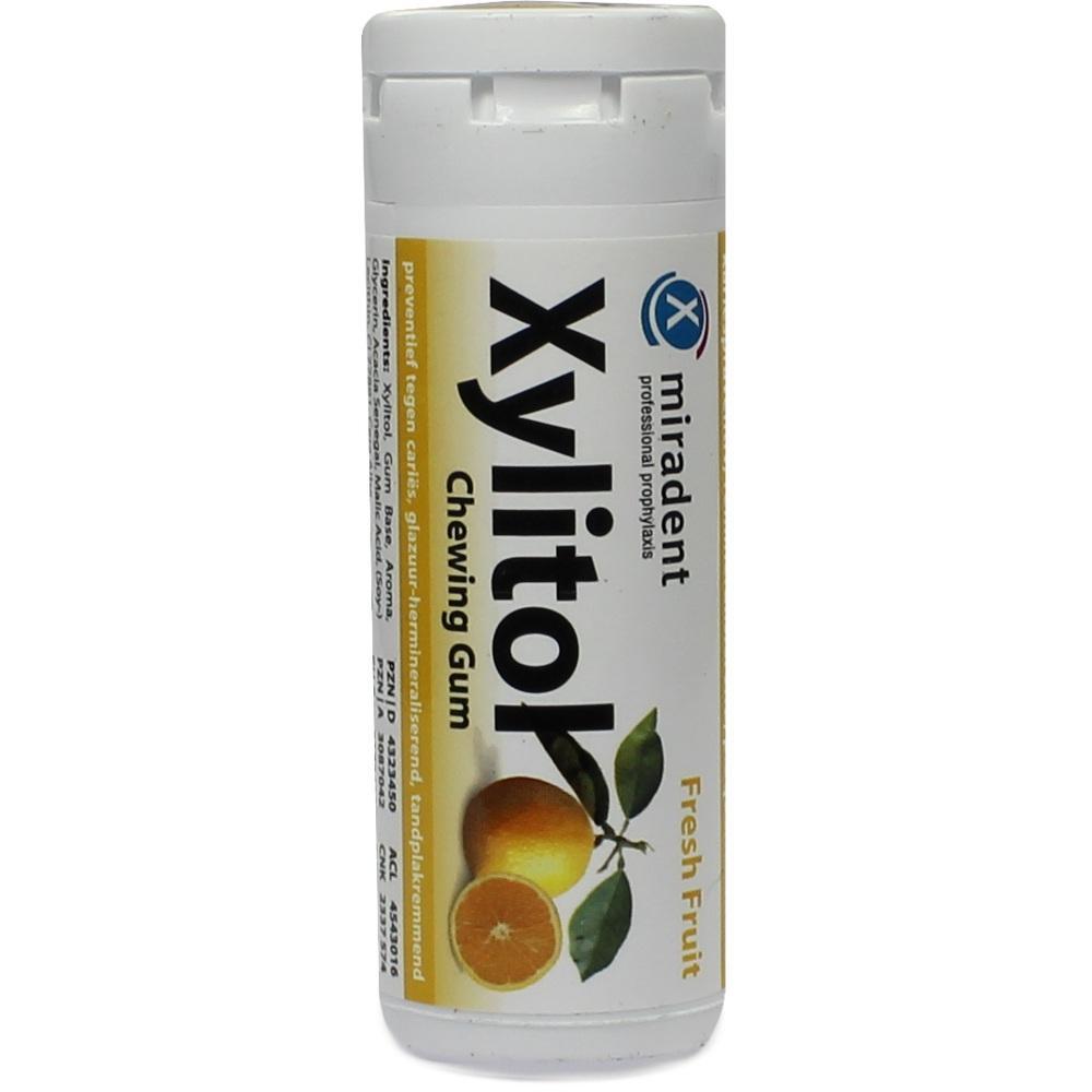 Wei&szlig;e Dose mit Xylitol-Kaugummi, fruchtiger Geschmack und Orangenbild.
