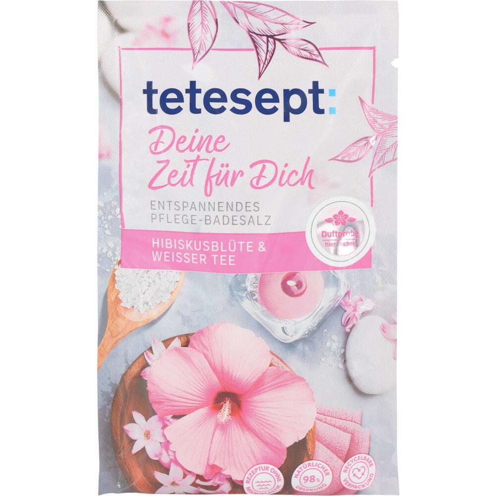 Eine Packung Badesalz mit Hibiskusbl&uuml;te und wei&szlig;em Tee, dekoriert mit Bl&uuml;ten.